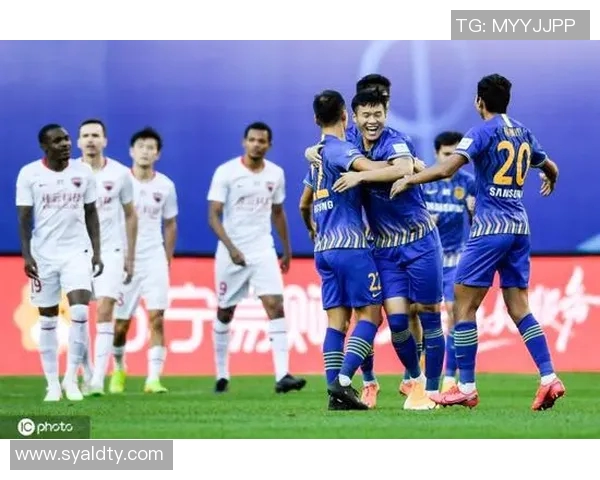 恒大与香港东方对决球迷热情高涨共庆足球盛宴