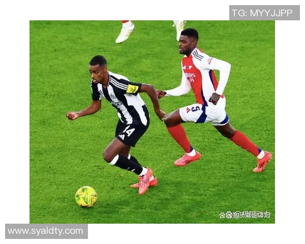 亨克与贝西克塔在欧联杯小组赛中展开激烈对决，谁能笑到最后