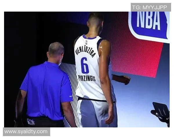 勇士与小牛激战三月二十六日NBA赛场精彩对决引发球迷热议